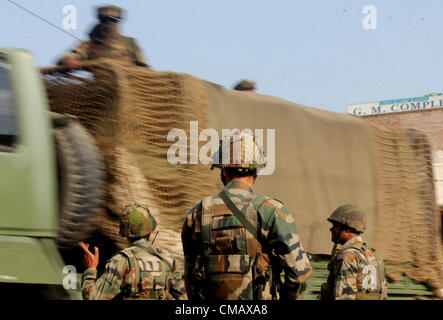 7. Juli 2012 - ein Soldat steht Wache auf der Straße, wo militante eröffneten das Feuer auf indische Soldaten Kadalbal Pompore 16 km von, hier, auf Jammu-Srinagar Bundesstraße, die Sommerhauptstadt der indischen Kaschmir am 07.07.2012, eine Armee Jawan war am Samstag getötet und einen anderen verletzt, als militante eröffneten das Feuer auf sie aus kürzester Entfernung in Autobahn Stadt Pampore in Süd Kaschmir , Polizei sagte. . Dies war die dritte derartige Schießerei in Süd Kaschmir in den letzten fünf Tagen. . Die Soldaten waren zieht Geld von einem Geldautomaten am Kadalbal, 16 km von hier, auf Jammu-Srinagar national Stockfoto