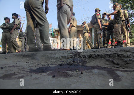 7. Juli 2012 - ein Soldat steht Wache in der Nähe von Blutflecken auf der Straße, wo militante eröffneten das Feuer auf indische Soldaten Kadalbal Pompore 16 km von, hier, auf Jammu-Srinagar Bundesstraße, die Sommerhauptstadt der indischen Kaschmir am 07.07.2012, eine Armee Jawan war am Samstag getötet und einen anderen verletzt, als militante eröffneten das Feuer auf sie aus kürzester Entfernung in Autobahn Stadt Pampore in Süd Kaschmir , Polizei sagte. Dies war die dritte derartige Schießerei in Süd Kaschmir in den letzten fünf Tagen. Die Soldaten waren zieht Geld von einem Geldautomaten am Kadalbal, 16 km von hier, auf Srinag Stockfoto