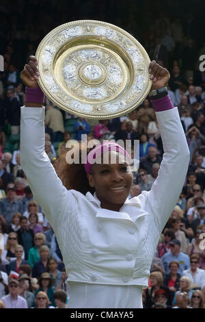 07.07.2012. der All England Lawn-Tennis and Croquet Club. London, England.  Serena Williams USA hält die Trophäe gewinnen die Damen Einzel Finale bei den Wimbledon Tennis Championships auf The All England Lawn Tennis and Croquet Club. London, England, Vereinigtes Königreich Stockfoto