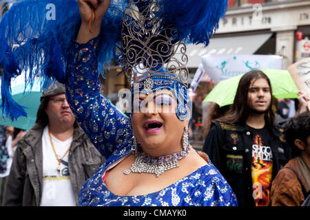 Kostümierte Teilnehmer an der Welt Gay Pride-Prozession in der Regent Street, Central London, UK – 7. Juli 2012 Stockfoto