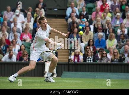 07.07.2012 die Wimbledon Tennis Championships 2012 statt bei den All England Lawn Tennis and Croquet Club, London, England, UK.  Herren Doppel Finale.  Robert Lindstedt (SWE) & Horia Tecău (ROU) [5] V Jonathan Marray (GBR) & Frederik Nielsen (DEN).  Jonathan in Aktion Stockfoto