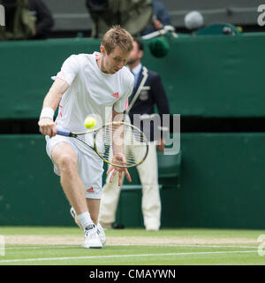 07.07.2012 die Wimbledon Tennis Championships 2012 statt bei den All England Lawn Tennis and Croquet Club, London, England, UK.  Herren Doppel Finale.  Robert Lindstedt (SWE) & Horia Tecău (ROU) [5] V Jonathan Marray (GBR) & Frederik Nielsen (DEN).  Jonathan in Aktion Stockfoto