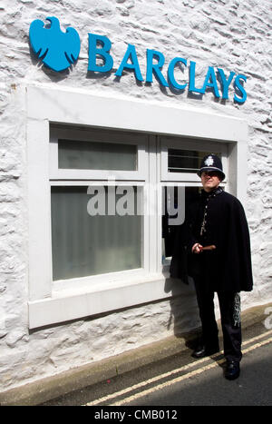 PC 274 Andy McClure außerhalb Barclays Bank Ingleton  1940s während des Krieges Wochenende in das Dorf von Ingleton 1940s während des Krieges auf Samstag, 7. Juli 2012 in North Yorkshire Dales und Nationalpark, Großbritannien Stockfoto