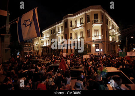 Demonstranten blockieren Straßen in der Innenstadt während der Cost of Living-Proteste in Tel Aviv, Israel. Der Protest gegen soziale Gerechtigkeit, der auch als Protest für Zelte bezeichnet wurde, war eine Reihe von Demonstrationen in Israel, die im Juli 2011 begannen und Hunderttausende von Demonstranten aus verschiedenen sozioökonomischen Bereichen gegen den anhaltenden Anstieg der Lebenshaltungskosten, insbesondere der Wohnkosten, einforderten. Stockfoto