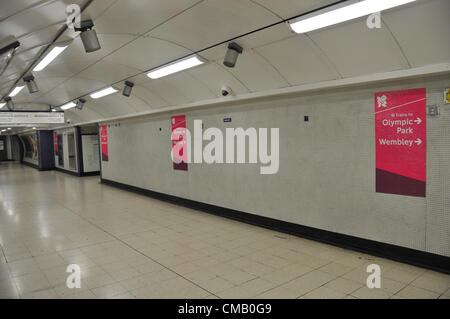 Kings Cross Station, London, uk. 7. Juli 2012. Richtung Sticker für den Olympiapark und Wembley-Stadion an den Wänden. Stockfoto