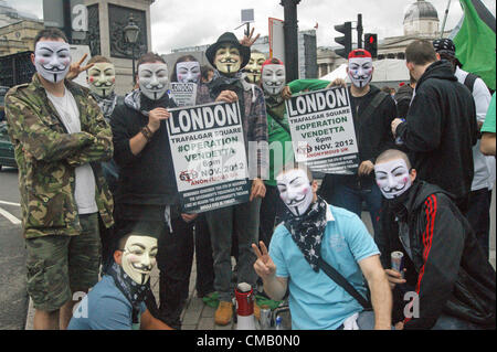 Politischer Aktivist Gruppe Annonymous UK am World Pride Event auf dem Londoner Trafalgar Square verteilen von Flyern, die Förderung einer geplanten Veranstaltung am 5. November 2012 Stockfoto