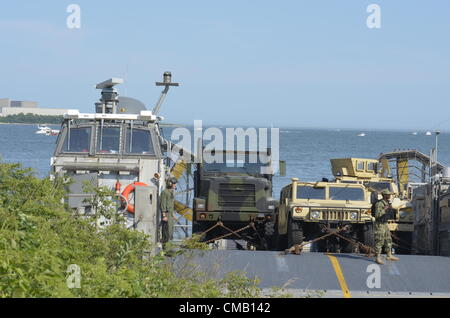 Niantic, Connecticut, 6. Juli 2012 - A Vereinigte Staaten Marine Hovercraft STERNS (Landing Craft luftgepolsterten) von der USS Carter Hall landet auf winziger Strand, mit Hummer, Jeeps, andere Geräte und Militär an Bord. Die militärischen Demonstration war Teil der Sail 2012 Eröffnung Tag feiern, zum Gedenken an die Zweihundertjahrfeier der Krieg von 1812 und die penning Star Spangled Banner, die Nationalhymne. Stockfoto