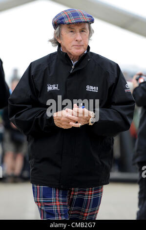 08.07.2012 Towcester, England. Sir Jackie Stewart kommt in das Fahrerlager am Renntag Morgen beim britischen Grand Prix Santander, Runde 9 von der FIA Formel 1 Weltmeisterschaft 2012 in Silverstone. Stockfoto
