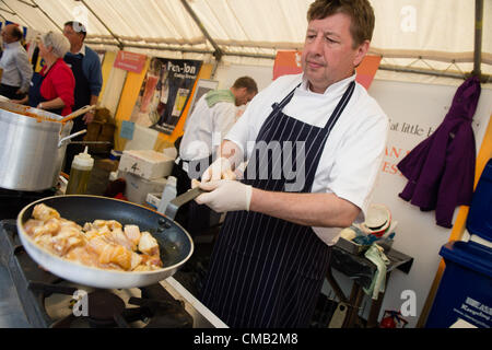 Aberaeron, Ceredigion, Wales. 8. Juli 2012. Roger Jones spielte Michelin Koch an der Egge bei wenig Bedwyn, während die Cardigan Bay Seafood Festival. Stockfoto