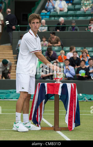 08.07.2012 die Wimbledon Tennis Championships 2012 statt bei den All England Lawn Tennis and Croquet Club, London, England, UK.  Jungen Einzel-Finale. Lukas Saville (AUS) V Filip Peliwo (CAN). Filip mit seiner Trophäe. Stockfoto