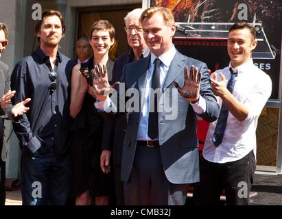 Anne Hathaway, Christian Bale, Christopher Nolan, Joseph Gordon-Levitt und Michael Caine in Anwesenheit für Handabdruck Zeremonie für Christopher Nolan am Grauman, Graumans Chinese Theatre, Los Angeles, CA 7. Juli 2012. Foto von: Emiley Schweich/Everett Collection Stockfoto