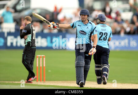 Hove UK 8. Juli 2012 / Sussex Schlagmann Luke Wright erreicht sein halbes Jahrhundert gegen Surrey in ihren T20-Cricket-Match auf dem Probiz County Ground Stockfoto