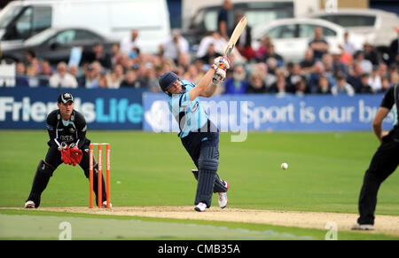 Hove UK 8. Juli 2012 / Sussex Schlagmann Luke Wright schlägt den Ball für 4 gegen Surrey in ihren T20-Cricket-Match auf dem Probiz County Ground läuft Stockfoto