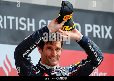 Towcester, England, 8. Juli 2012. Mark Webber aus Australien und Red Bull Racing feiert nach dem Sieg der Santander British Grand Prix, Runde 9 der 2012 FIA Formel 1 Weltmeisterschaft in Silverstone auf dem Podium. Stockfoto