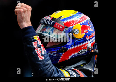 Towcester, England, 8. Juli 2012. Mark Webber aus Australien und Red Bull Racing feiert Sieg während des Rennens beim britischen Grand Prix Santander, Runde 9 der 2012 FIA Formel 1 Weltmeisterschaft in Silverstone. Stockfoto