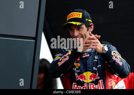 Towcester, England, 8. Juli 2012. Mark Webber aus Australien und Red Bull Racing geht hinaus aufs Podium nach dem Gewinn der Santander British Grand Prix, Runde 9 der 2012 FIA Formel 1 Weltmeisterschaft in Silverstone. Stockfoto