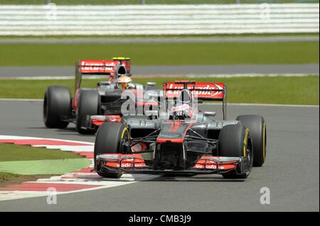 08.07.2012 Towcester, England. Britische Formel1-Fahrer Jenson Button McLaren-Mercedes vor Teamkollegen britischen Lewis Hamilton steuern ihre Autos während der Grand Prix von Großbritannien in Silverstone Rennstrecke in Northamptonshire, Großbritannien, 8. Juli 2012. Stockfoto