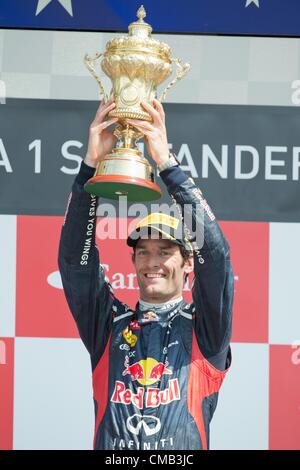 08.07.2012 Towcester, England. Australischen Formel1-Fahrer Mark Webber von Red Bull feiert seinen Sieg auf dem Podium, nachdem der Grand Prix von Großbritannien in Silverstone-Rennen verfolgen in Northamptonshire, Großbritannien, 8. Juli 2012. Stockfoto