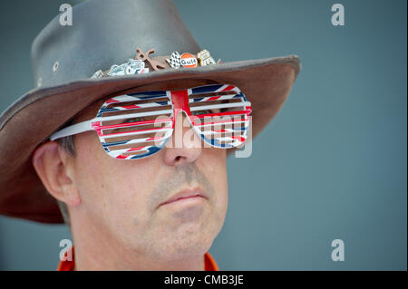 08.07.2012 Towcester, England. Ein Marschall trägt eine Brille in einem britischen Design während der Grand Prix von Großbritannien in Silverstone Rennstrecke in Northamptonshire, Großbritannien, 8. Juli 2012. Stockfoto