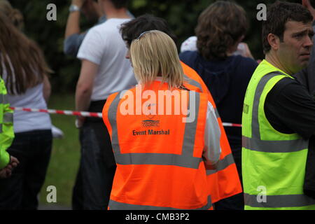 Hemel Hempstead, Großbritannien. 8. Juli 2012. Event-Marshalls steuern die Massen am 50. Tag des Olympischen Fackellaufs in Hemel Hempstead Stockfoto