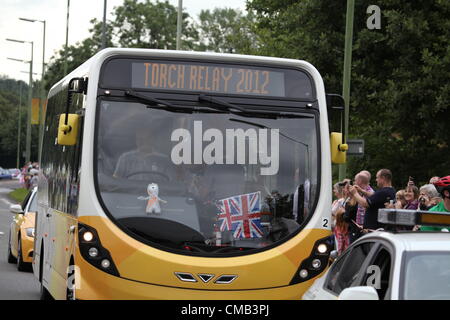 Hemel Hempstead, Großbritannien. 8. Juli 2012. Die offiziellen Fackel-Relais-Konvoi kommt ah am 50. Tag des Olympischen Fackellaufs in Hemel Hempstead Stockfoto