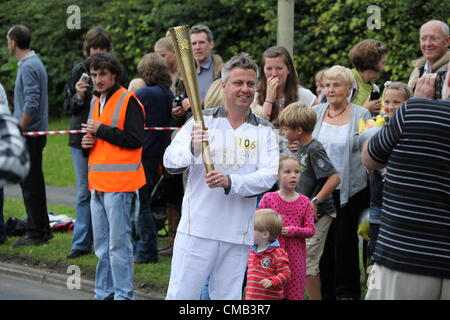 Hemel Hempstead, Großbritannien. 8. Juli 2012. Fackel-Träger 106 posiert für Fotos am Tag 50 des Olympischen Fackellaufs in Hemel Hempstead Stockfoto