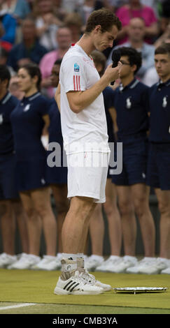 08.07.2012 die Wimbledon Tennis Championships 2012 statt bei den All England Lawn Tennis and Croquet Club, London, England, UK.  Herren Finale. Roger FEDERER (SUI) [3] V Andy MURRAY (GBR) [4]. Trophäe-Aufnahmen.  Andy Murray gewinnt seine Gelassenheit und macht kurze Rede. Stockfoto