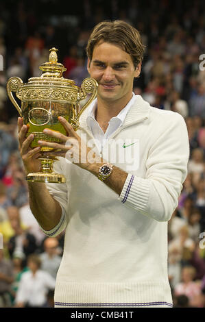 08.07.2012. der All England Lawn-Tennis and Croquet Club. London, England. Roger Federer der Schweiz feiert mit der Trophäe nach dem Gewinn der Partie gegen Andy Murray von Großbritannien während Mens singles Endrunden bei Wimbledon Tennis Championships in The All England Lawn Tennis and Croquet Club. London, England, Vereinigtes Königreich Stockfoto