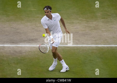 08.07.2012. der All England Lawn-Tennis and Croquet Club. London, England. Roger Federer der Schweiz in Aktion gegen Andy Murray von Großbritannien während Mens singles Endrunden bei Wimbledon Tennis Championships in The All England Lawn Tennis and Croquet Club. London, England, Vereinigtes Königreich Stockfoto
