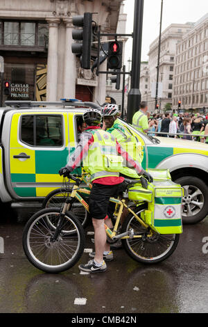 Blick von der Kreuzung der Piccadilly und St. James Street der britischen Roten Kreuzes Dienste für die Nike gesponsert 2012 British 10K laufen, in London, UK, am 8. Juli 2012. Stockfoto