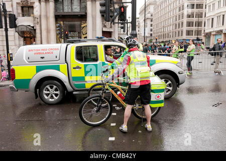 Blick von der Kreuzung der Piccadilly und St. James Street der britischen Roten Kreuzes Dienste für die Nike gesponsert 2012 British 10K laufen, in London, UK, am 8. Juli 2012. Stockfoto