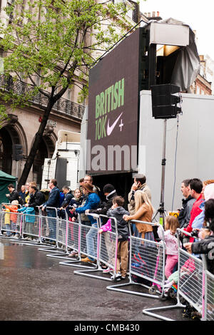 Blick von der Kreuzung der Piccadilly und St. James Street von Zuschauern des Nike gesponsert 2012 British 10K laufen, in London, UK, am 8. Juli 2012. Stockfoto