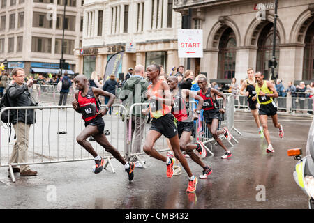 Blick von der Kreuzung der Piccadilly und St. James Street der kenianischen Läufer Edwin Kipyego an der Spitze in der Nike gesponserten 2012 British 10K laufen in London, UK, am 8. Juli 2012. Edwin Kipyego gewann das Rennen mit der Zeit von 27 Minuten und 49 Sekunden. Stockfoto