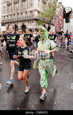 Blick von der Kreuzung der Piccadilly und St. James Street Runners des Nike gesponsert 2012 British 10K laufen, in London, UK, am 8. Juli 2012. Stockfoto