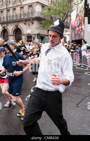 Blick von der Kreuzung der Piccadilly und St. James Street Runners des Nike gesponsert 2012 British 10K laufen, in London, UK, am 8. Juli 2012. Stockfoto