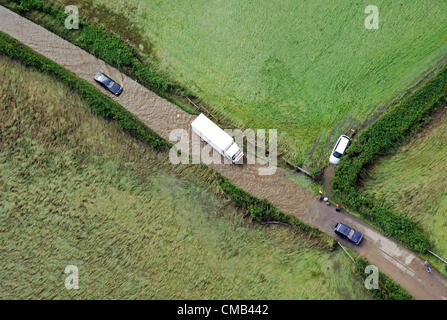 Hochwasser Luftbilder der Dorchester Umgebung Dorset. Großbritannien. Der Öffentlichkeit wurden diese Fahrzeuge am Samstag entrissen, die Straße ist immer noch überflutet... Hochwasser Luftbilder der Dorchester Umgebung Dorset. Großbritannien.  BILD VON: DORSET MEDIENDIENST Stockfoto