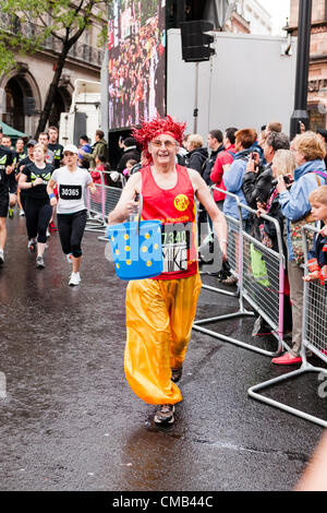 Blick von der Kreuzung der Piccadilly und St. James Street Runners des Nike gesponsert 2012 British 10K laufen, in London, UK, am 8. Juli 2012. Stockfoto