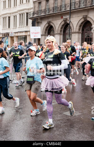 Blick von der Kreuzung der Piccadilly und St. James Street Runners des Nike gesponsert 2012 British 10K laufen, in London, UK, am 8. Juli 2012. Stockfoto