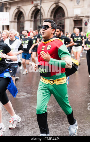 Blick von der Kreuzung der Piccadilly und St. James Street Runners des Nike gesponsert 2012 British 10K laufen, in London, UK, am 8. Juli 2012. Stockfoto