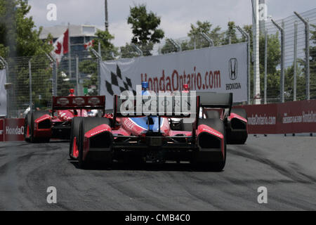 8. Juli 2012 Ziel - Toronto, Ontario, Kanada - IZOD Indycar Series, Honda-Grand Prix von Toronto, Toronto, ON, Kanada, 6. Juli-8. 2012, JAMES JAKES, Dale Coyne Racing, DARIO FRANCHITTI Chip Ganassi Racing, JUSTIN WILSON, Dale Coyne Racing. (Kredit-Bild: © Ron Bijlsma/ZUMAPRESS.com) Stockfoto