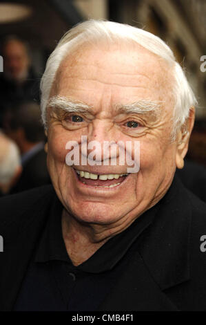 11. Januar 2007 - Hollywood, Kalifornien, USA - Ernest Borgnine während einer Zeremonie zu Ehren von TV-Produzent David Gerber mit einem Stern auf dem Hollywood Walk of Fame, am 11. Januar 2007, in Los Angeles... / Superstar Bilder - K51339MGE (Credit-Bild: © Michael Germana/Globe Photos/ZUMAPRESS.com) Stockfoto