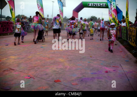 IOWA, USA. Sonntag, 8. Juli 2012. Bunte Teilnehmer fahren Sie in Richtung der Farbe mir Rad 5K Rennen Ziellinie in Council Bluffs, Iowa, zwar einige Mäander in der Umgebung von inoffiziellen Gefühl danach. Farbe mir Rad verbindet ein 5K Run/Walk mit geduscht mit bunten Maisstärke und Farbstoff und Vorteile der Special Olympics. Stockfoto