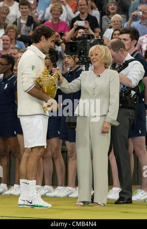 08.07.2012 die Wimbledon Tennis Championships 2012 statt bei den All England Lawn Tennis and Croquet Club, London, England, UK.  Herren Finale. Roger FEDERER (SUI) [3] V Andy MURRAY (GBR) [4] Roger interviewt von Sue Barker auf dem Centre Court. Stockfoto