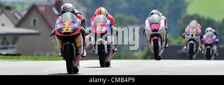 08.07.2012. Hohenstein-Ernstthal, Deutschland. Deutsche Pilot Sandro Cortese von Team Red Bull KTM (C) führt das Feld in der Moto3-Rennen vor der Franzose Alexis Masbou of Team Caretta Technology, Spanier Luis Salom Team RW Racing GP, der Franzose Louis Rossi von Racing Team Germany und australischen Fahrer Jack Miller von Team Caretta während der deutschen MotoGP auf dem Sachsenring in Hohenstein-Ernstthal , Deutschland, 8. Juli 2012. Stockfoto