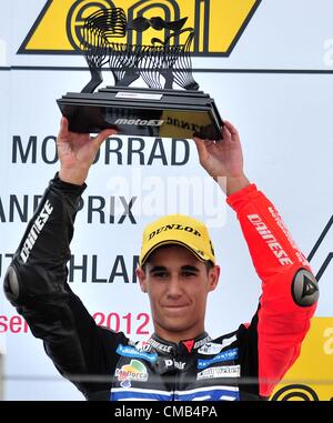 08.07.2012. Hohenstein-Ernstthal, Deutschland. Der Spanier Luis Salom von RW Racing GP-Team feiert seinen dritten Platz in der deutschen MotoGP auf dem Sachsenring in Hohenstein-Ernstthal, Deutschland, 8. Juli 2012. Stockfoto