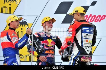 08.07.2012. Hohenstein-Ernstthal, Deutschland. Deutsche Pilot Sandro Cortese von Team Red Bull KTM (C) gewinnt der Moto3-Rennen mit der Franzose Alexis Masbou (L) und spanische Fahrer Luis Salom von RW Racing GP-Team kommt im zweiten und dritten bzw. während der deutschen MotoGP auf dem Sachsenring in Hohenstein-Ernstthal, Deutschland, 8. Juli 2012. Stockfoto