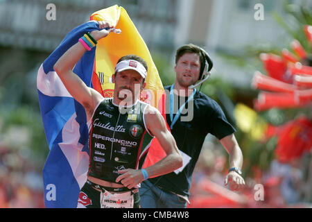 08.07.2012. Frankfurt am Main, Deutschland.  Spanische Triathlet Clemente Alonso-McKernan kommt in Dritter beim Ironman Frankfurt-Wettbewerb in Frankfurt am Main Deutschland, nahmen an dem Wettbewerb, der 3,8 km Schwimmen, 180 km Radfahren und 42,2 km laufen enthält Tausende von Triathleten. Stockfoto