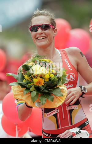 08.07.2012. Frankfurt am Main, Deutschland.  Schweizer Triathletin Caroline Steffen gewinnt den Ironman Frankfurt in Frankfurt am Main Deutschland. Tausende von Triathleten nahmen an dem Wettbewerb, der 3,8 km Schwimmen, 180 km Radfahren und 42,2 km laufen enthält. Stockfoto