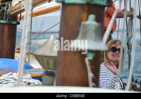 Die Honorable Heather Somer, Bürgermeister von Groton, Connecticut an Bord der Großsegler Schoner Tyrone während der Parade der Segelschiffe aus Niantic, Connecticut, New London, CT. Tyrone, captained durch Matthew Sutphin stammt aus Chatham Massachusetts auf Cape Cod. Stockfoto