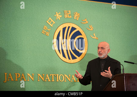 Tokio, Japan. Montag, 9. Juli 2012. Präsident von Afghanistan, Hamid Karzai, bespricht die Vortagen Entwicklungen auf einer Pressekonferenz in dem rund 70 Ländern und Organisationen besucht. $16Bn Dollar Entwicklungshilfe wurden nach Afghanistan zugesagt, die afghanische Regierung und die Menschen zu beruhigen, dass sie nicht aufgegeben werden, sobald alle Truppen in den nächsten zwei Jahren herausziehen. Präsident Karzai sagte, dass sein Land konfrontiert einen harten Weg, aber er geschworen, um Sicherheit zu verbessern und die Korruption bekämpft. Stockfoto